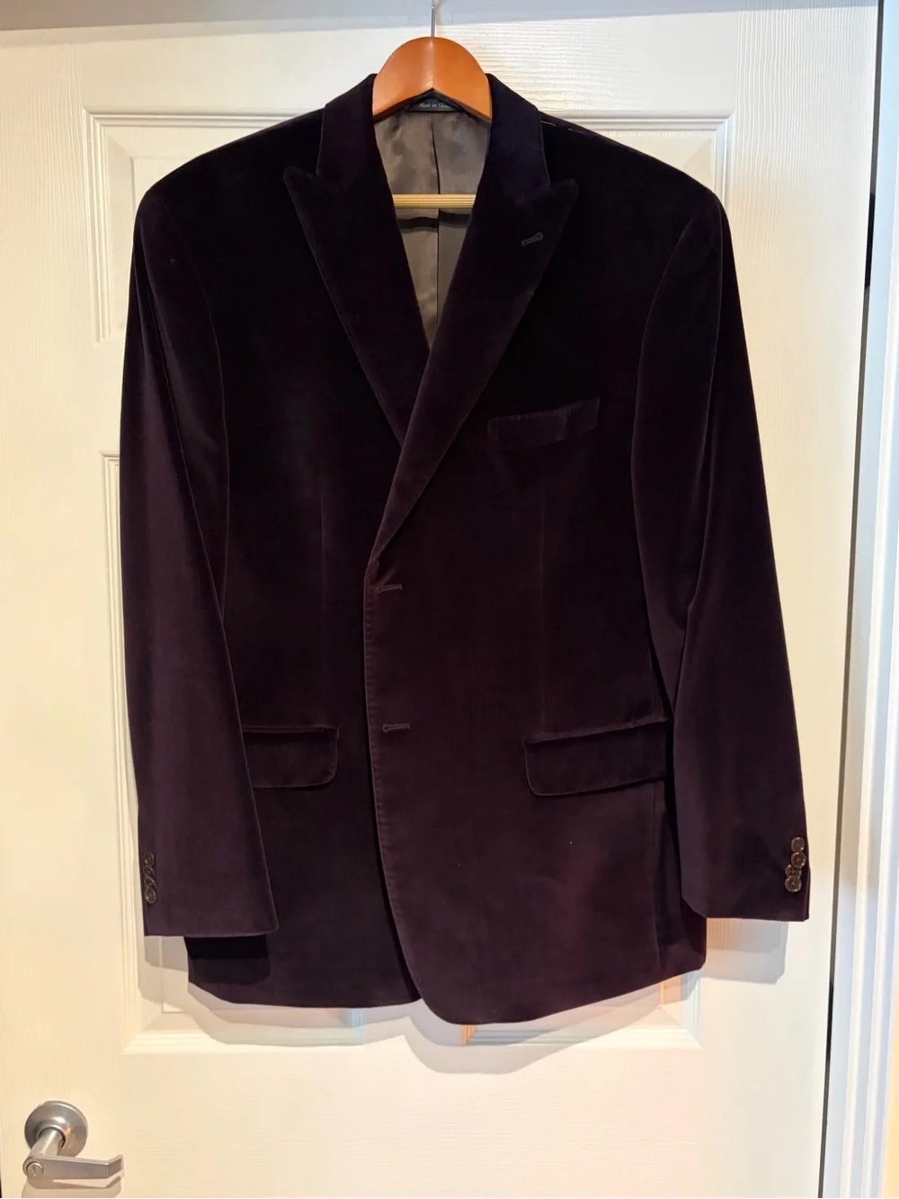 New Never Worn Men's Tailored Burgundy Purple Velvet Blazer - Classic Modern Fit